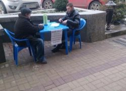 Депутат ЛДПР принимал граждан на улице в Ставрополе