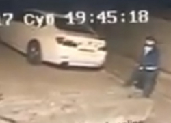 Неадекватный прохожий разбил камнем припаркованную иномарку в Пятигорске