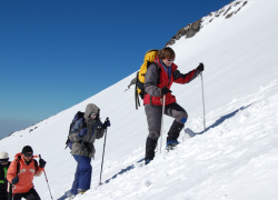 На Эльбрусе продолжаются поиски пропавших туристов из Ставрополья