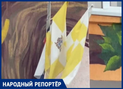 Порванные и грязные флаги на Доме детского творчества возмутили ставропольчан