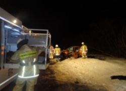 В результате столкновения легковушки и КамАЗа пострадали люди на Ставрополье