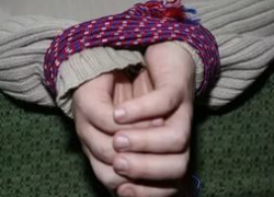 В Ставрополе мужчины с пистолетом связали хозяйку дома и обокрали на 880 тысяч рублей