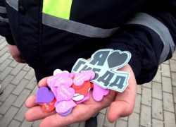 Сотрудники ГИБДД на Ставрополье провели акцию в честь Дня всех влюблённых