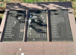 Мусор на именах героев никуда не исчез: состояние мемориала в Ипатово снова ужаснуло жителей