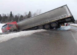 Опрокинувшийся КамАЗ на всю ночь заблокировал трассу Ставрополья