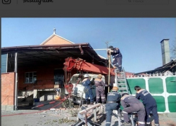 У массивного грузовика отказал ручной тормоз и он протаранил жилой дом на Ставрополье