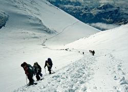 Туристов на Эльбрусе продолжат искать при помощи вертолета
