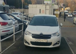 Паркуюсь как хочу: владелец белого "Ситроена" загородил велодорожку и вызвал насмешки жителей Ставрополя