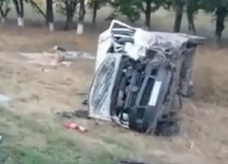 Пассажир микроавтобуса скончался в реанимации после страшного лобового столкновения "Митсубиси" и "Фиата" на Ставрополье