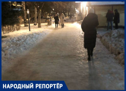 «Лед везде!»: ставропольчане массово жалуются на необработанные дорожки в краевой столице