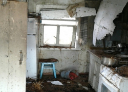 Заснувших с зажженными конфорками пенсионерку с сыном вытащил из горящего дома сосед на Ставрополье 