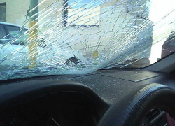Бросок сотовым телефоном разбил иномарку