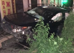 Черная иномарка на высокой скорости влетела в стену здания в Пятигорске