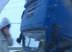 Огромный большегруз перевернулся прямо на дороге из-за гололеда в Ставропольском крае