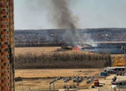 На юге Ставрополя в Перспективном районе горят поля
