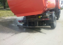 Мусоровоз провалился под асфальт на одной из улиц Невинномысска