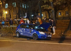 «Шкода» снесла дерево в центре Ставрополя из-за отказавших тормозов 