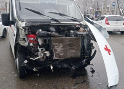 ​​Легковушка столкнулась с автомобилем скорой помощи в центре Ставрополя