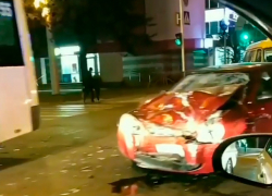 Пассажирская маршрутка и «Приора» столкнулись лоб в лоб на перекрестке в Ставрополе