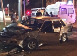 Два человека пострадали в жестоком ночном столкновении ВАЗ-2115 и "Калины" на перекрестке в Ставрополе