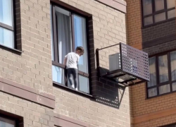 Родителям Ставрополя напомнили о правилах безопасности с окнами после ЧП с малышом на карнизе