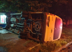  В Георгиевском округе в результате столкновения с легковушкой перевернулся микроавтобус
