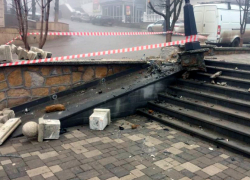 Водитель снес фонарь и повредил новую лестницу в Железноводске