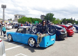 Сотни невероятных автомобилей поразили ставропольцев на грандиозном автомотофестивале под открытым небом