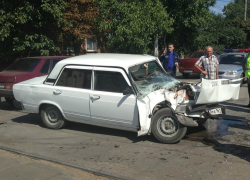 В Буденновске столкнулись два легковых автомобиля