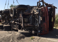 Молоковозу оторвало кабину в жестоком столкновении с груженым семечками КамАЗом на Ставрополье