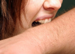 Неадекватная женщина покусала полицейского на Ставрополье