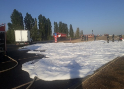 Огромный бензовоз с  23 тоннами солярки опрокинулся на трассе вблизи Ставрополя