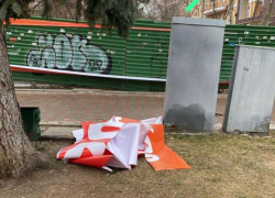  Хулиганы срезали патриотический баннер  в Ессентуках