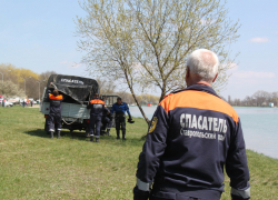 Спасатели извлекли машину из озера в Кочубеевском районе