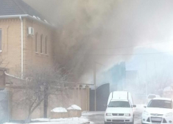 Сильный пожар в частном доме Железноводска попал на видео