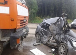 Неуступчивый водитель грузовика спровоцировал серьезную аварию с иномаркой на Ставрополье