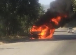 Охваченная пламенем маршрутка под Ставрополем попала на видео