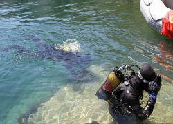 Автомобиль с туристами из Ставропольского края упал в озеро в горах КБР