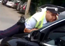 Белый "Мерседес" сбил двоих полицейских с собаками в центре Ставрополя, - очевидцы