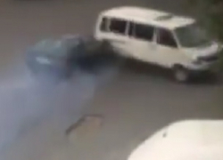 "Восьмерка" "влетела" в не уступивший ей дорогу микроавтобус в Пятигорске и попала на видео