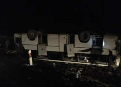 Рейсовый автобус на высокой скорости перевернулся и слетел в кювет на Ставрополье