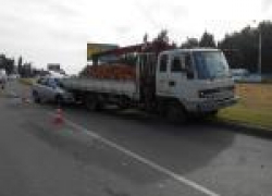 Автомобиль с ребенком внутри столкнулся с краном