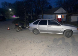 На Ставрополье пьяный мужчина без прав решил покатать дочерей на мопеде без шлемов