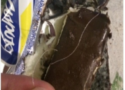 Длинный кусок металлической лески нашла в глазированном сырке жительница Ставрополья