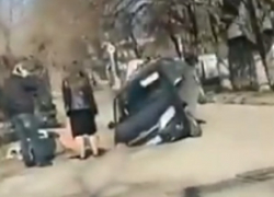 Иномарка  провалилась в разрытую канаву на дороге в Пятигорске