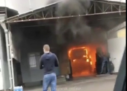 Иномарка сгорела в автомастерской и попала на видео в Пятигорске