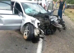 Семь человек попали в больницу после жуткого лобового столкновения "Митсубиси" с микроавтобусом на Ставрополье
