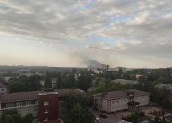 Пожар в магазине шин на Октябрьской в Ставрополе тушат огнеборцы