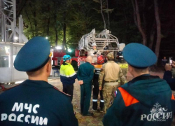Шесть человек застряли в аттракционе на 35-метровой высоте в парке Победы Ставрополя: видео 