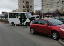 В Ставрополе 86-летняя пассажирка маршрутки получила перелом ключицы в аварии на Доваторцев